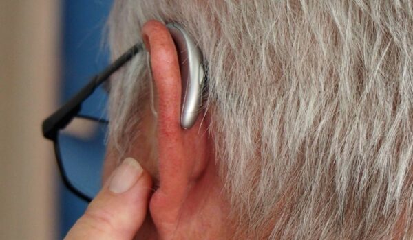 پارگی پرده گوش: علائم، درمان و پیشگیری 1 hearing aid on display