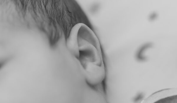 بهترین سن برای استفاده از سمعک: راهنمای کامل 1 بهترین سن برای استفاده از سمعک